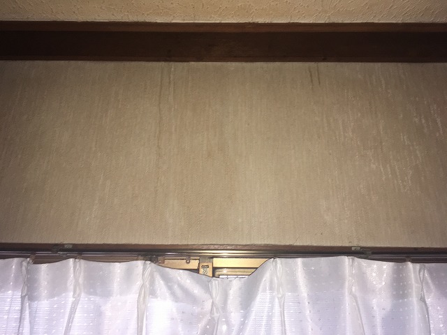 雨染みの生じた内装